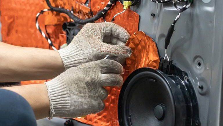 Come usare la schiuma in gomma autoadesiva impermeabile e fonoassorbente per auto